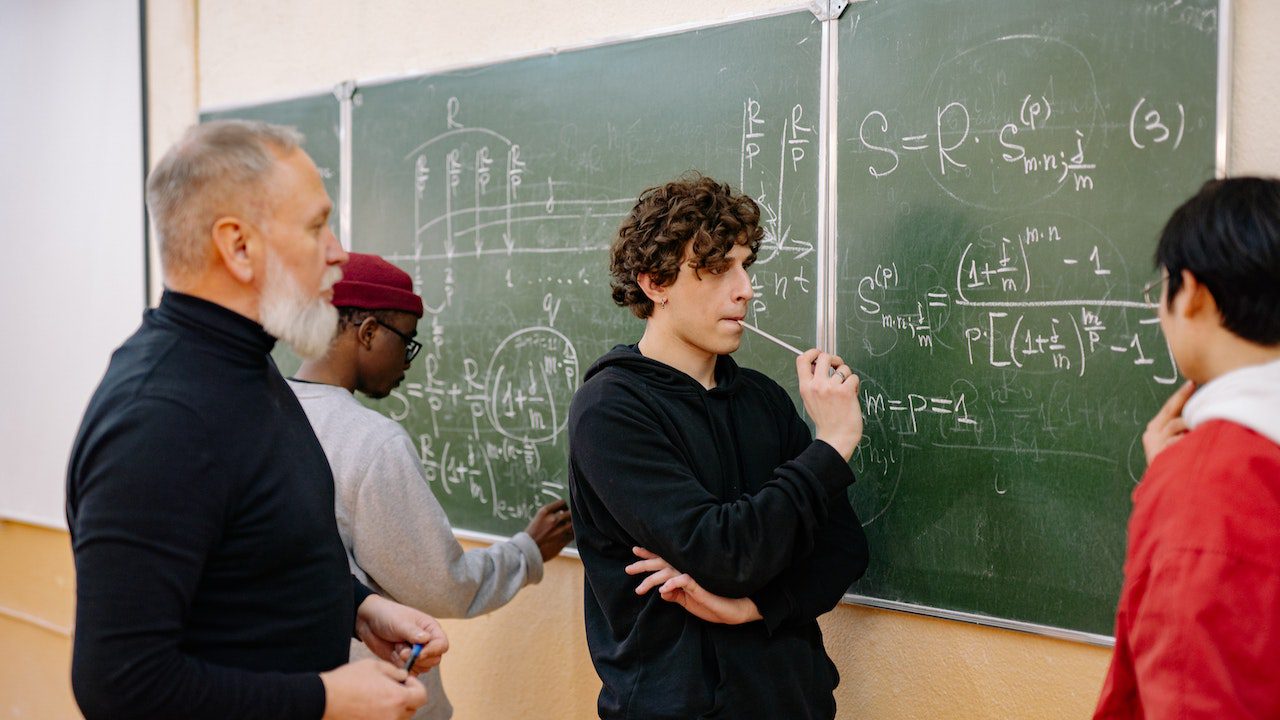 En bild av en modern griffeltavla i ett klassrum med skrift och illustrationer. Detta visar användningen av griffeltavlor i utbildningsmiljöer.