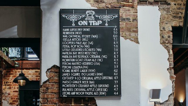 En bild av en restaurangmenytavla som visar dagens specialrätter med kreativ design. Detta visar användningen av griffeltavlor i restauranger.